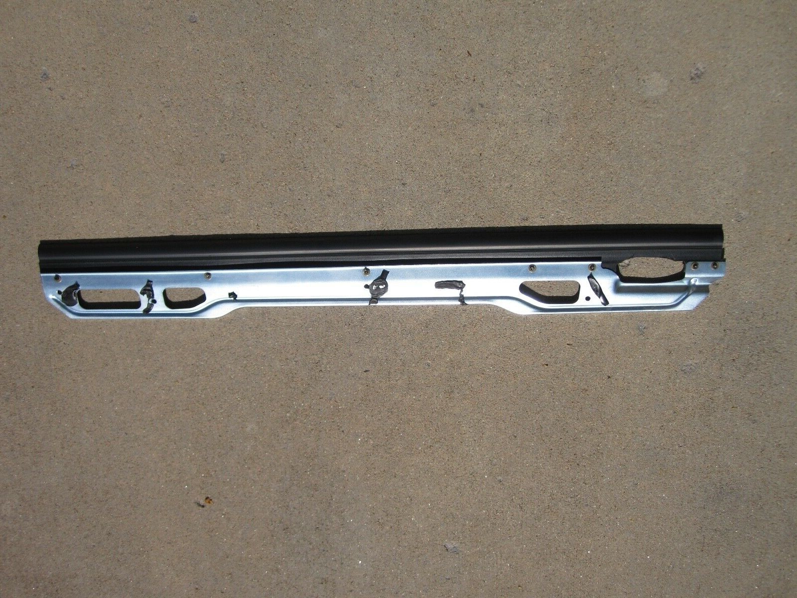 02-2010 LAMBORGHINI MURCIELAGO DRIVERS DOOR GLASS LT BELT MOLDING DEFLUXION SEAL