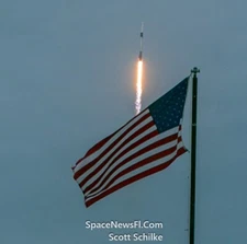 2024 JAN 18 PHOTO SPACEX AXIOM3 CREWED INTERNATIONAL ASTRONAUTS USA FLAG LIFTOFF