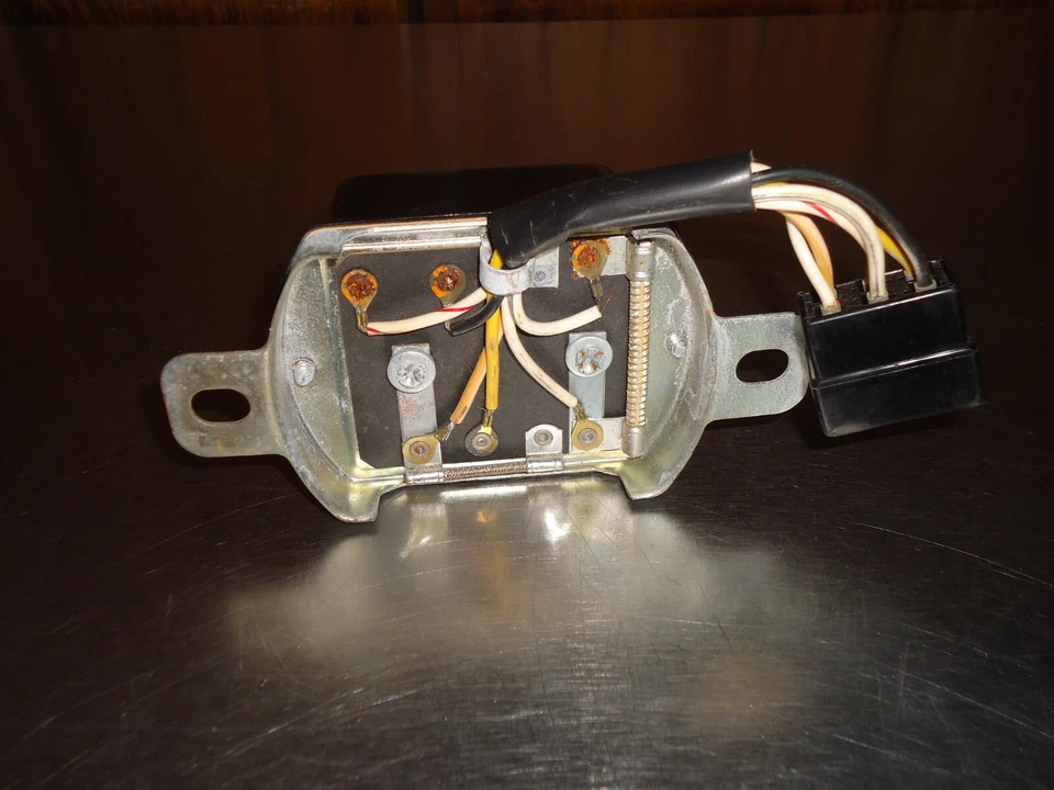 Nuevo regulador de voltaje NOS E-3308 para camión Datsun 520 620 720 Foto 3 de 4