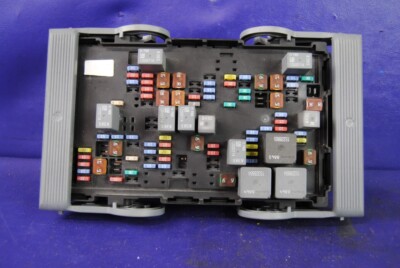 07-14 Chevy Silverado Yukon 5.3 2WD Under Hood Engine Fuse Relay Box Block OEM