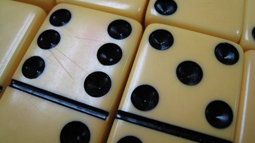 Vintage Bakelite or Catalin Double Six Domino Set of 28 Beautiful w Case - Picture 4 of 4