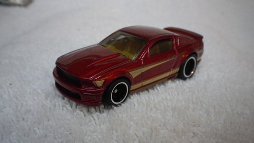 2013 Hot Wheels Burgandy 2007 Ford Mustang GT Custom Real Riders - Picture 2 of 4