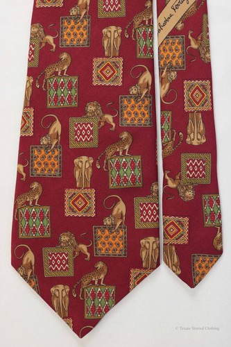 Cravatta SALVATORE FERRAGAMO bordeaux circo stampa animalier seta 3,75 x 59 KS01 - Foto 3 di 5