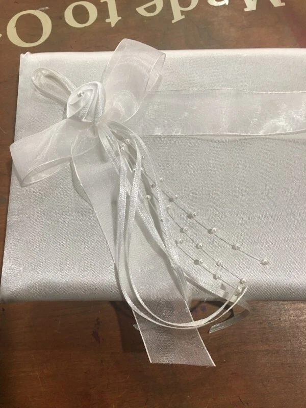 LIBRO DE VISITAS DE BODA MARFIL SATINADO 56 PÁGINAS 8,5 IN X 6 EN NUEVO EN CAJA Foto 2 de 4