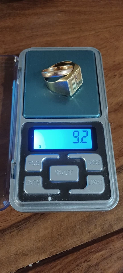 BAGUE CHEVALIÈRE Homme OR 18  Carats 750/1000 Initiales RM + ALLIANCE OR - Photo 2/4