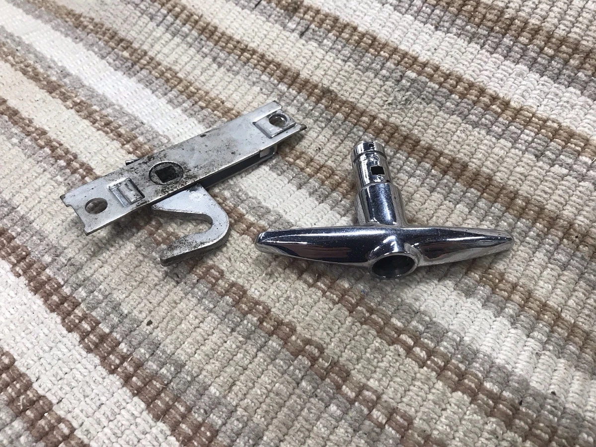 Triumph Boot Handle with Barrel & Keys. Triumph Spitfire, Herald, TR4 & GT6 607978