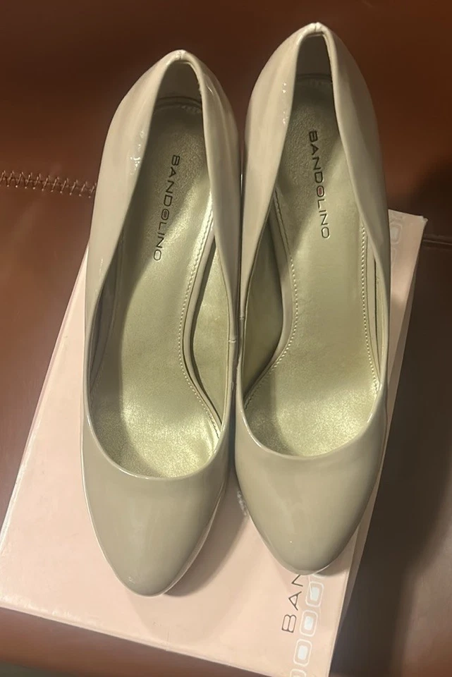 Bombas Bandolino cor nude couro sintético patenteado salto 4 polegadas tamanho 9M - Imagem 4 de 4