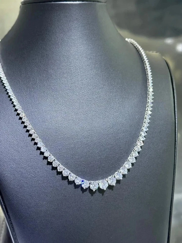 Collar de tenis para mujer de diamantes graduados creado en laboratorio de 40 quilates enchapado en oro blanco de 14 quilates Foto 2 de 4
