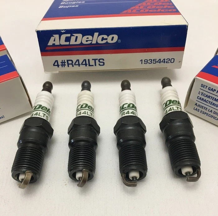 Bujías convencionales AC Delco R44LTS - Paquete de 4 bujías Foto 2 de 2