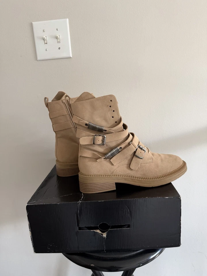 BOTAS DE TIRAS DE CAMURÇA DKNY ITA BIQUEIRA REDONDA FEMININA PLATAFORMA ACOLCHOADA COR BEGE TAMANHO 11M. - Imagem 2 de 4