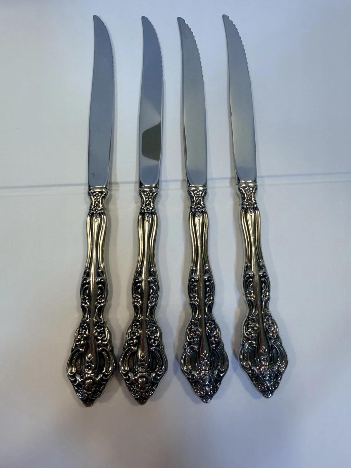 Oneida Michelangelo STEAK KNIVES Stainless -SET of 4 serrated Flatware 18/10
Opens in a new window o