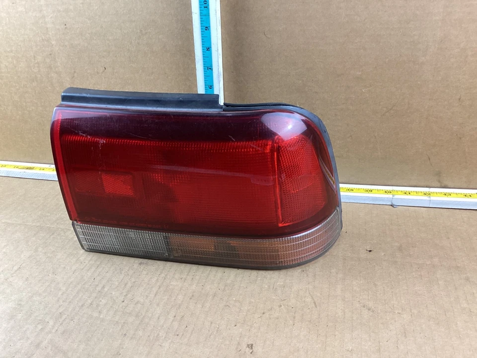 Luz trasera derecha pasajero Subaru Legacy 1992-1994 166-58619 OEM Foto 2 de 4