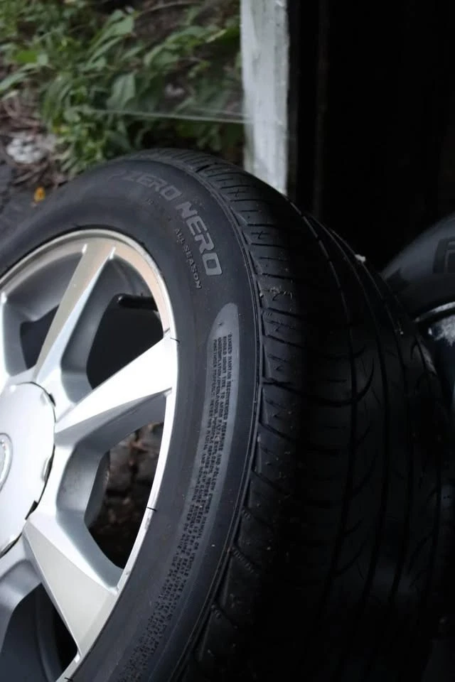 "Ruedas Cadillac OEM 17"" con neumáticos Pirelli P Zero Nero para todas las estaciones P235/55ZR17 98" Foto 2 de 4