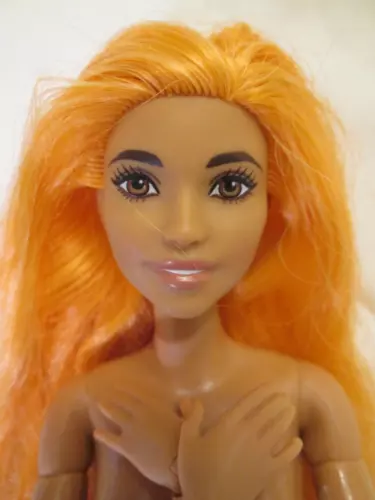 Muñeca híbrida sirena desnuda color reveladora hecha para mover cuerpo naranja sonrisa