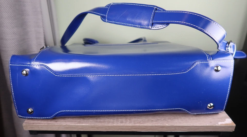 Bolso de Mano para Laptop “Lake Forrest” Correa McKlein de Cuero Azul 15” x 13” Trendy Coast Foto 3 de 4