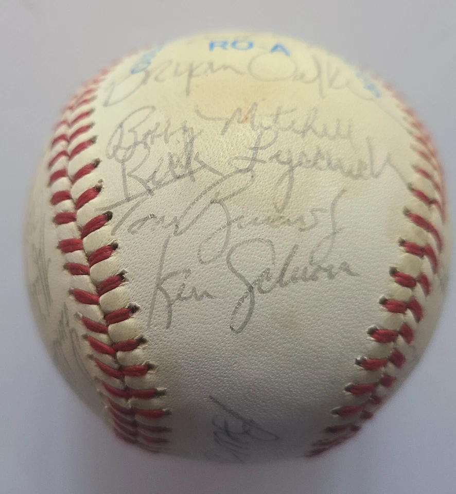 28x 签名签名签名 1983 年明尼苏达双城队棒球 Hrbek Gaetti Viola Kelly — 第 3/4 张图片