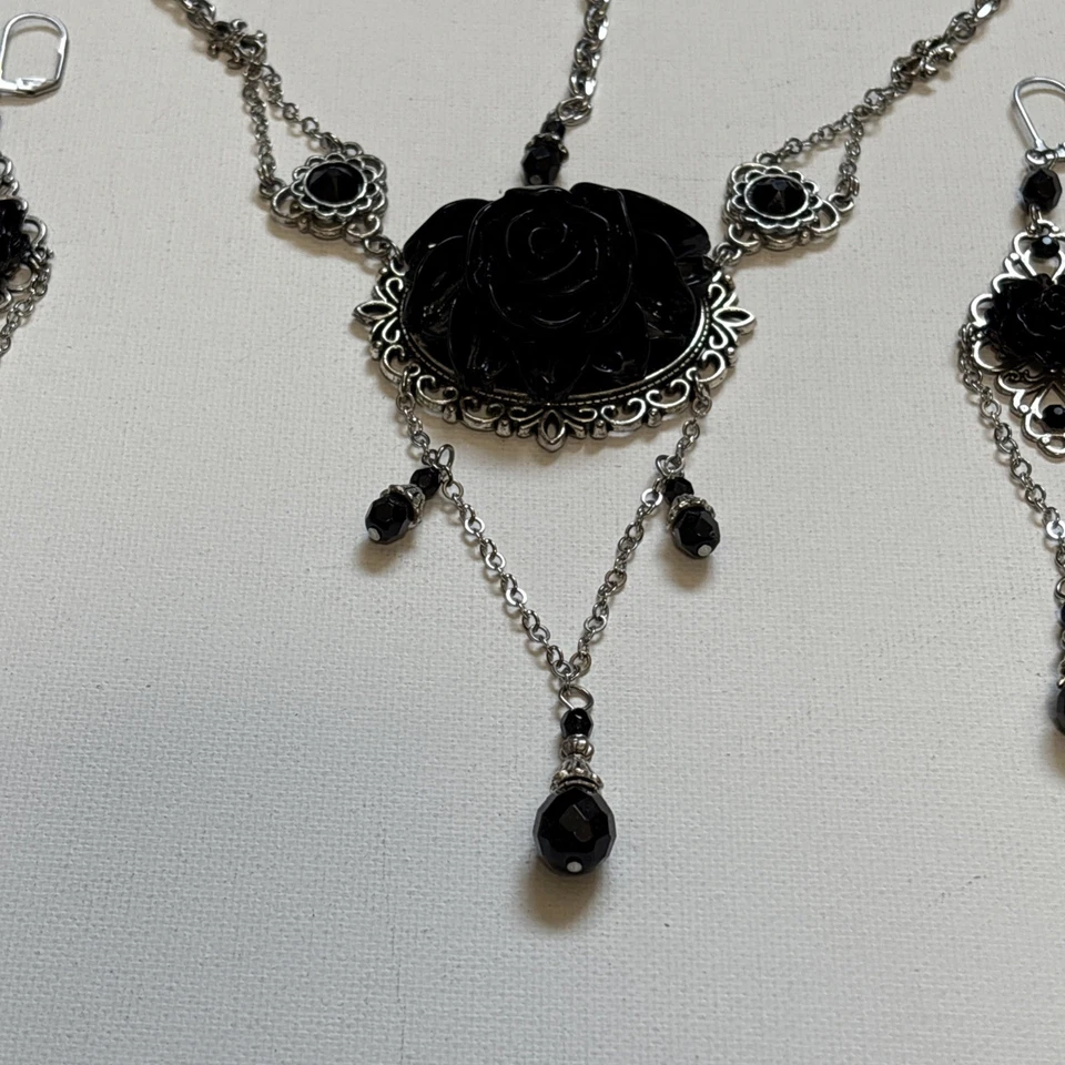 Lote de pendientes araña collar de declaración tono negro y plata gótico rosa brezo Foto 2 de 3