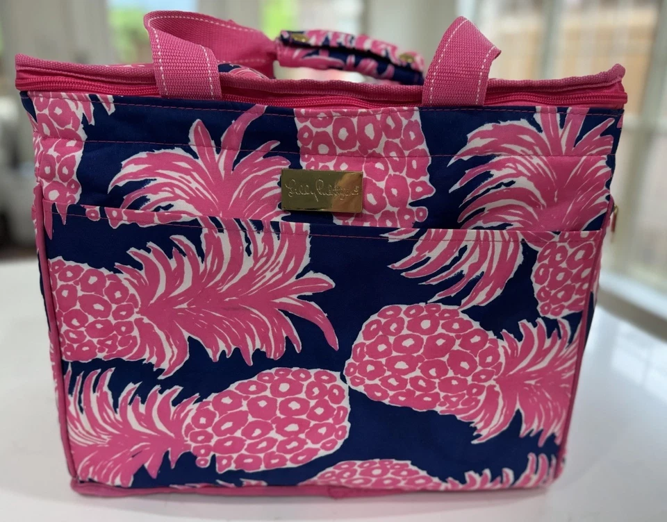 Bolso de Mano Lilly Pulitzer Azul Marino Blanco Rosa Caliente She Shell Bolso Refrigerador Aislado Foto 2 de 4