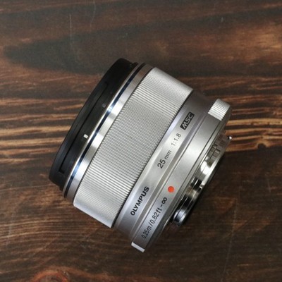 Olympus M.ZUIKO DIGITAL 25mm F1.8 silber Objektiv [Near Mint] #8245