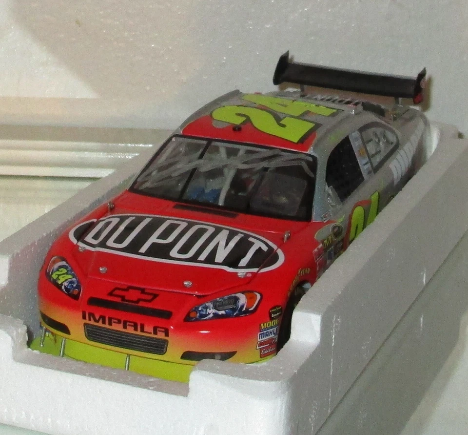 Jeff Gordon #24 Dupont 2010 autografiado flashcoat auto plateado #1308/1323 con certificado de autenticidad Foto 3 de 4