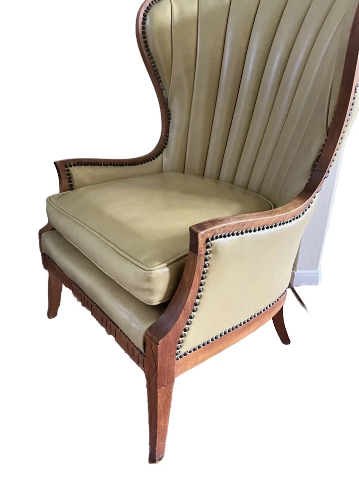 Silla de ala de nogal con respaldo de barril moderna vintage de mediados de siglo amarillo mostaza Foto 3 de 4