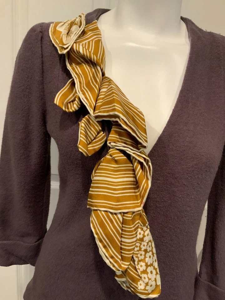 Cárdigan HWR Anthropologie marrón con detalles de volantes a rayas, talla pequeña Foto 4 de 4