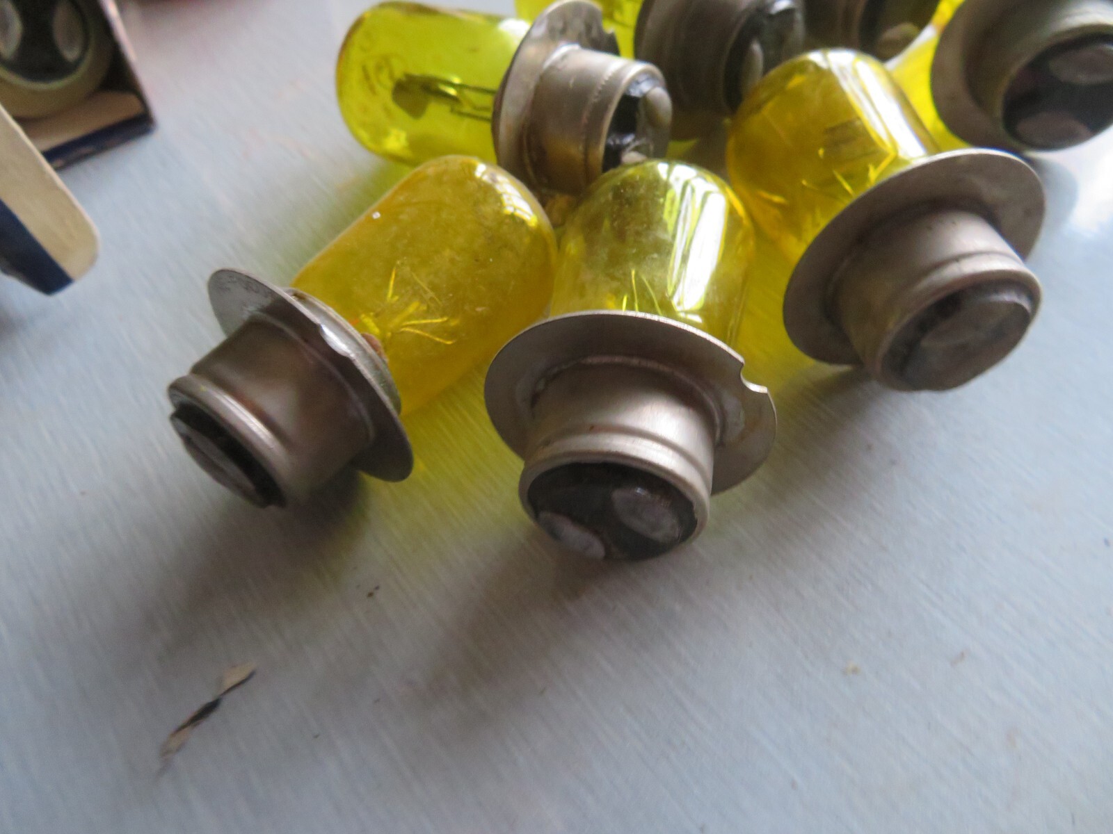 VINTAGE CAR 6 X PREFOCUS YELLOW HEADLIGHT BULBS LUCAS TYPE 700 UNIT n.o