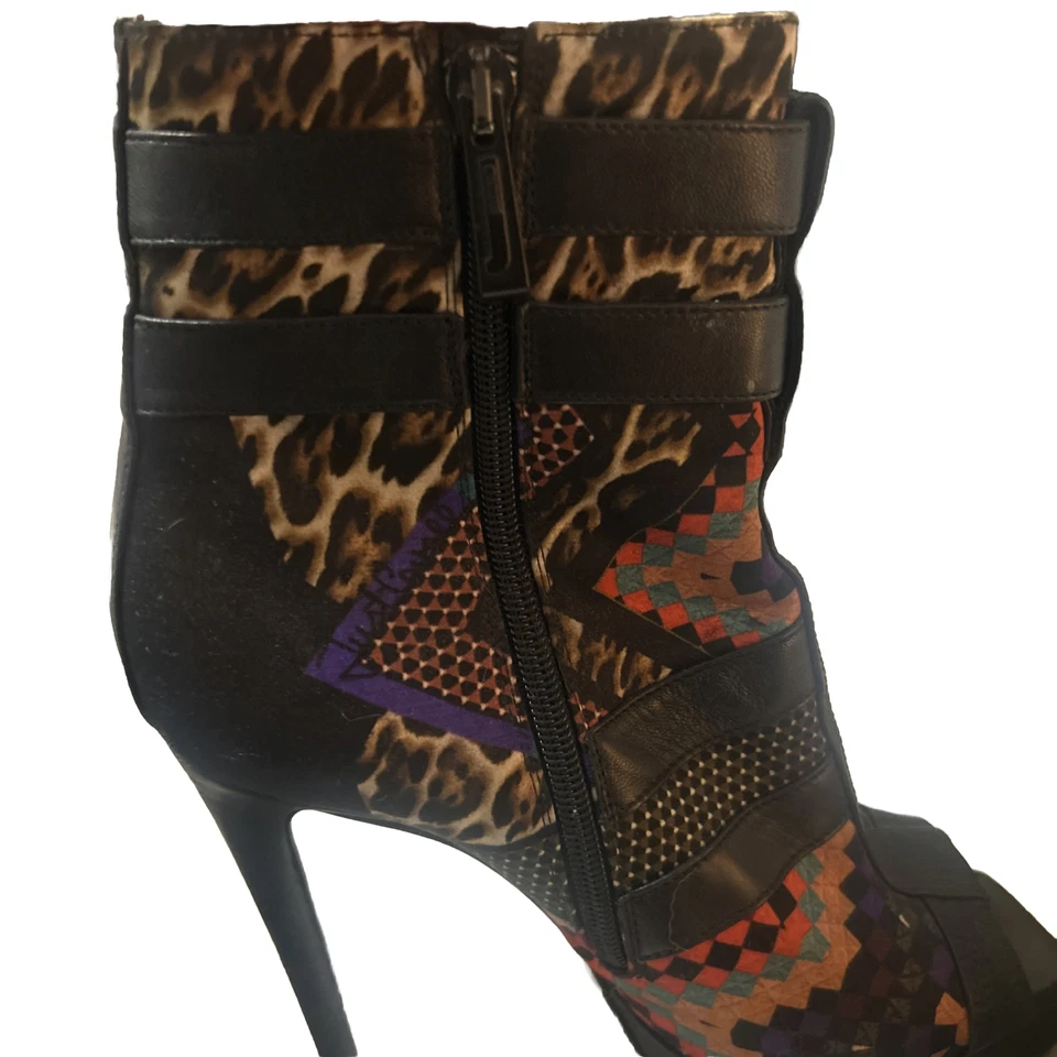 Botín para mujer Just Cavalli multicolor tacón alto punta abierta. Foto 3 de 4