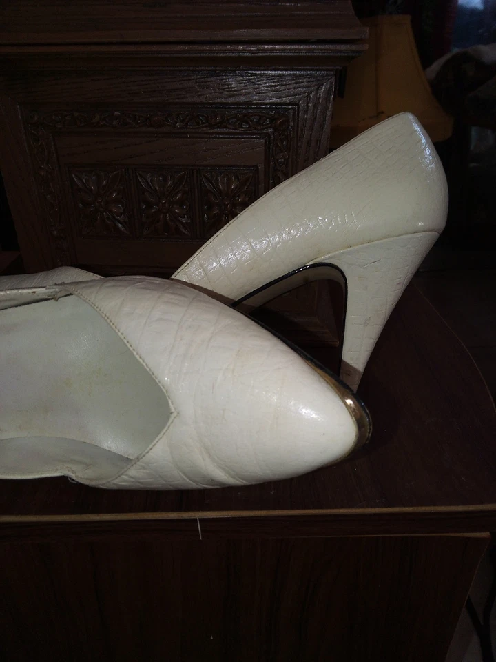 Zapatos de salón vintage años 90 cuero blanco punta dorada  Foto 2 de 3