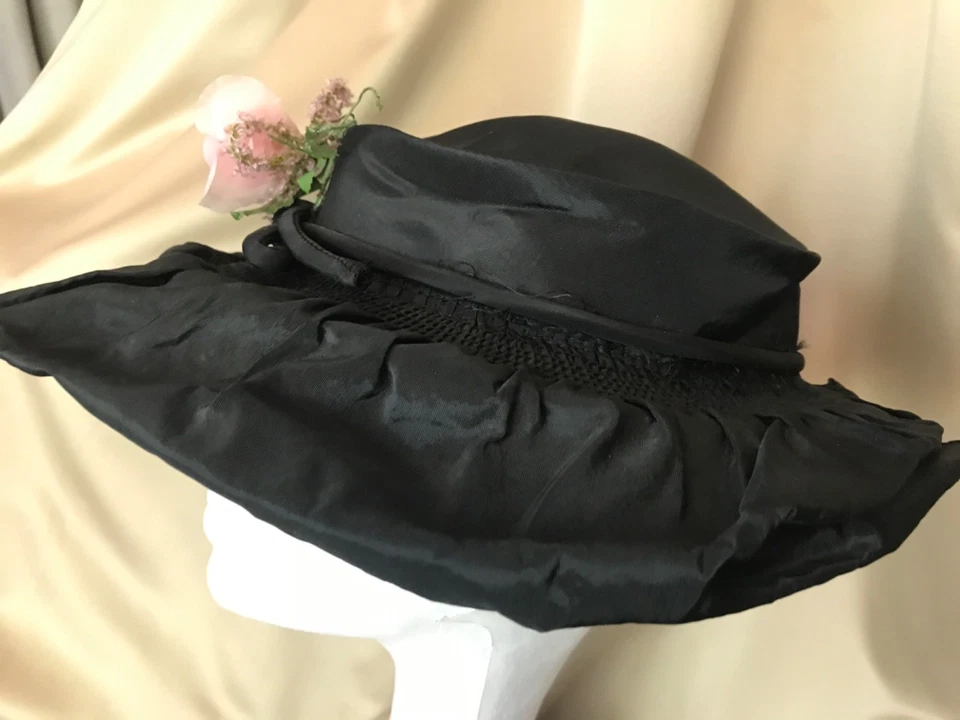 Sombrero de luto vintage años 40 tafetán negro con lazo negro y rosa seda Foto 3 de 4