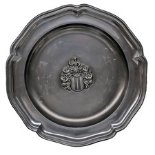 Zinnteller mit Wappen 24 cm/635 g  3 Punzen RAS Soltauer Zinn Engel - 50er Jahre