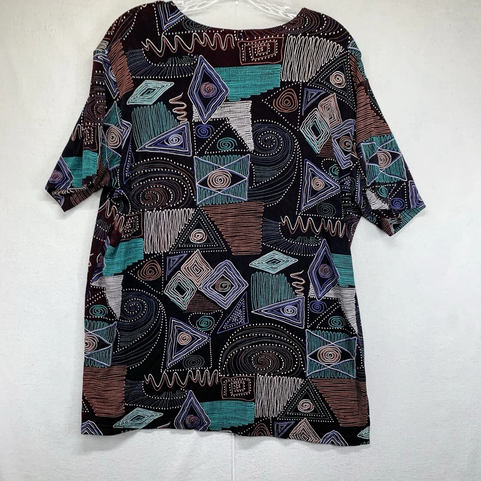 Top grande para mujer estampado artístico colorido detallado elástico ligero de colección Foto 2 de 4