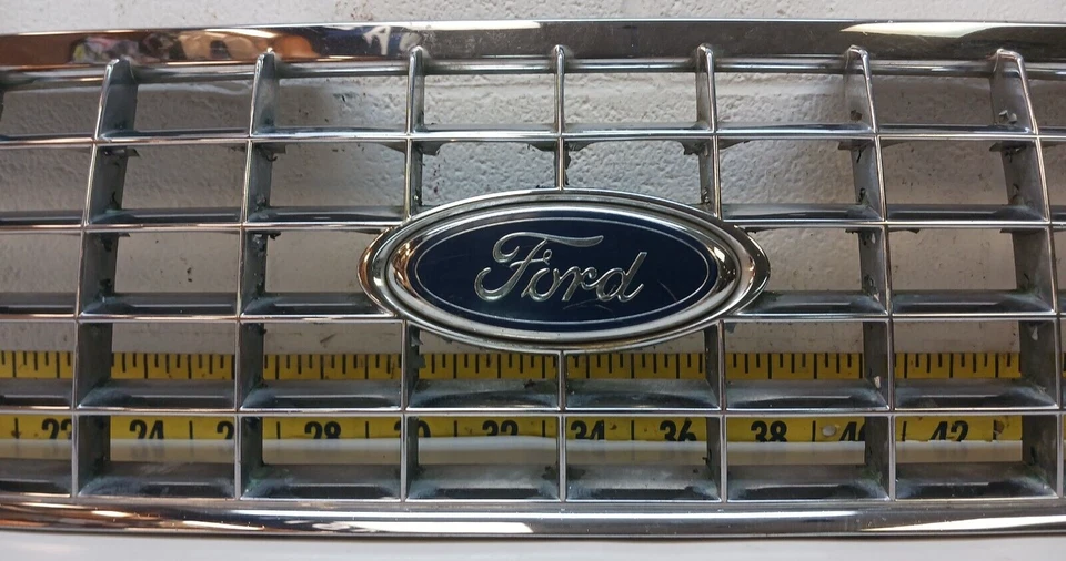 Rejilla cromada usada OEM con emblema 3L24-8200-B 2002-2005 Ford Explorer (G329) Foto 3 de 4