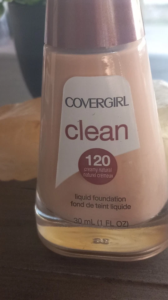 Base líquida natural cremosa Covergirl Clean 120 descontinuada Foto 3 de 4