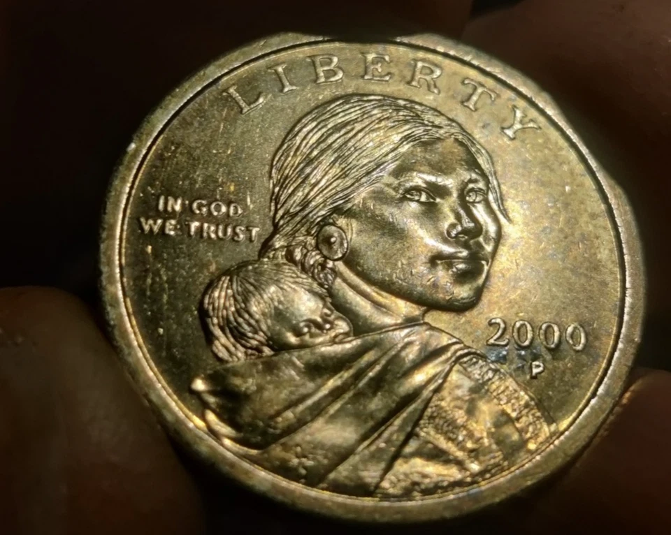 Moeda de um dólar 2000 P Sacagawea acabamento celido detalhe penas na águia - Imagem 4 de 4