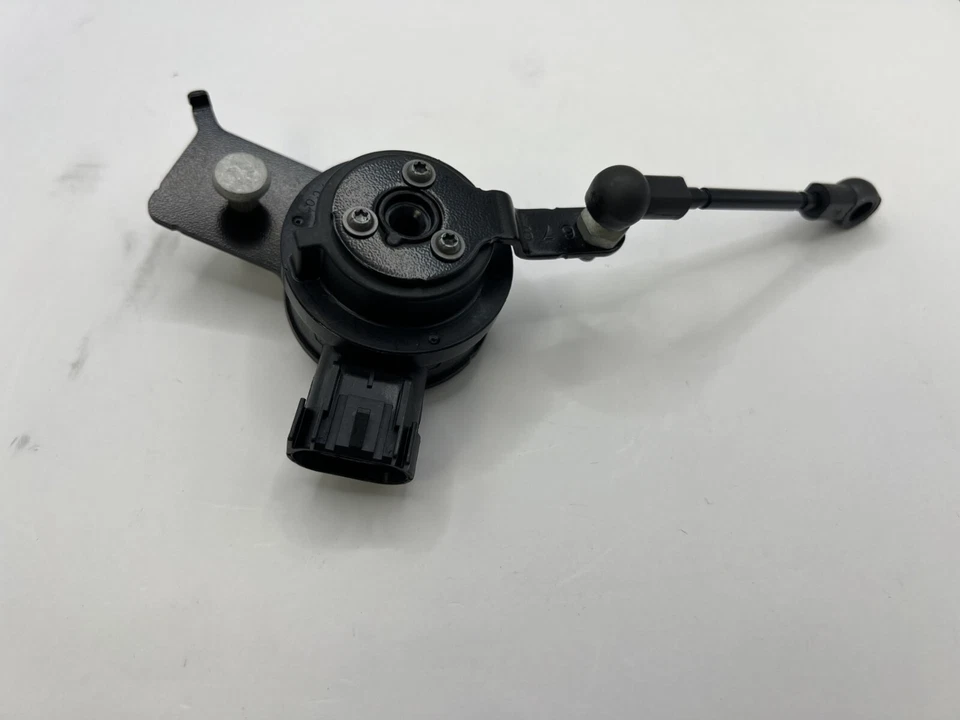 Sensor de nivelación de faros laterales traseros del conductor OEM 14-19 C7 Corvette GM 23110569 Foto 2 de 4