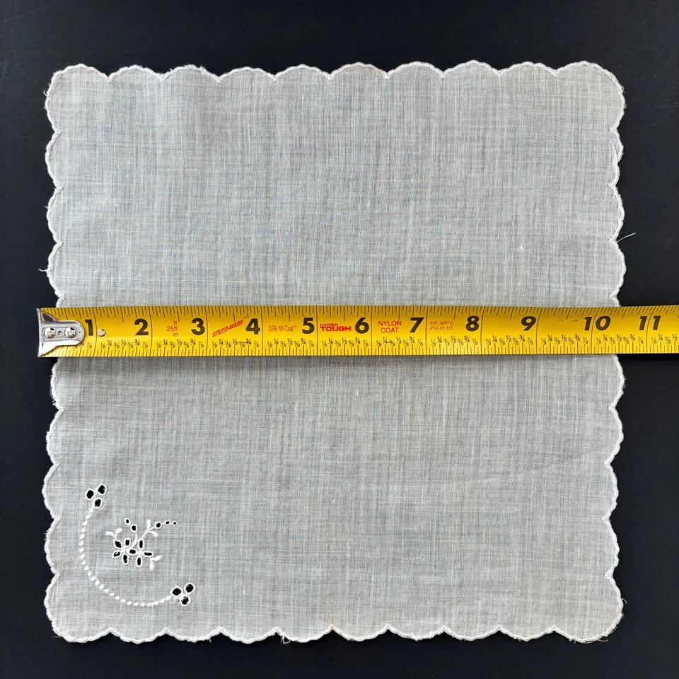 Pañuelo de boda con ojales blancos nupciales de colección núcleo abuela amor romance Foto 3 de 4