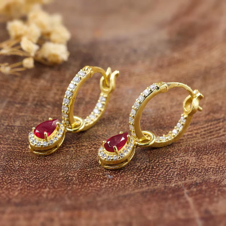 Pendientes colgantes colgantes de oro amarillo de 14 k de rubí simulado corte pera de 3 quilates para mujer Foto 3 de 4