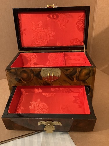 Boîte à bijoux chinoise . Joli art miniature derrière verre très bien fait propre - Photo 2 sur 12