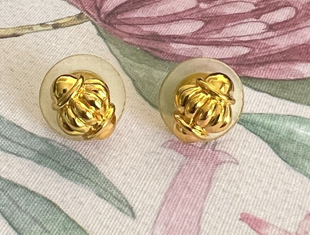 Vintage gold shell stud earrings for pierced ears-image
