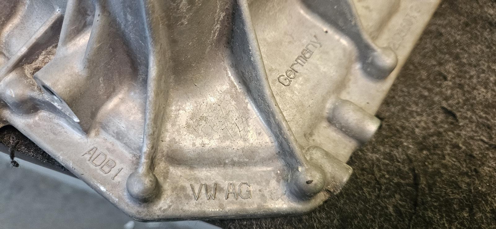 AUDI BENTLEY LAMBO PORSCHE OIL SUMP UPPER PART 4.0L V8 0P2103603E OEM