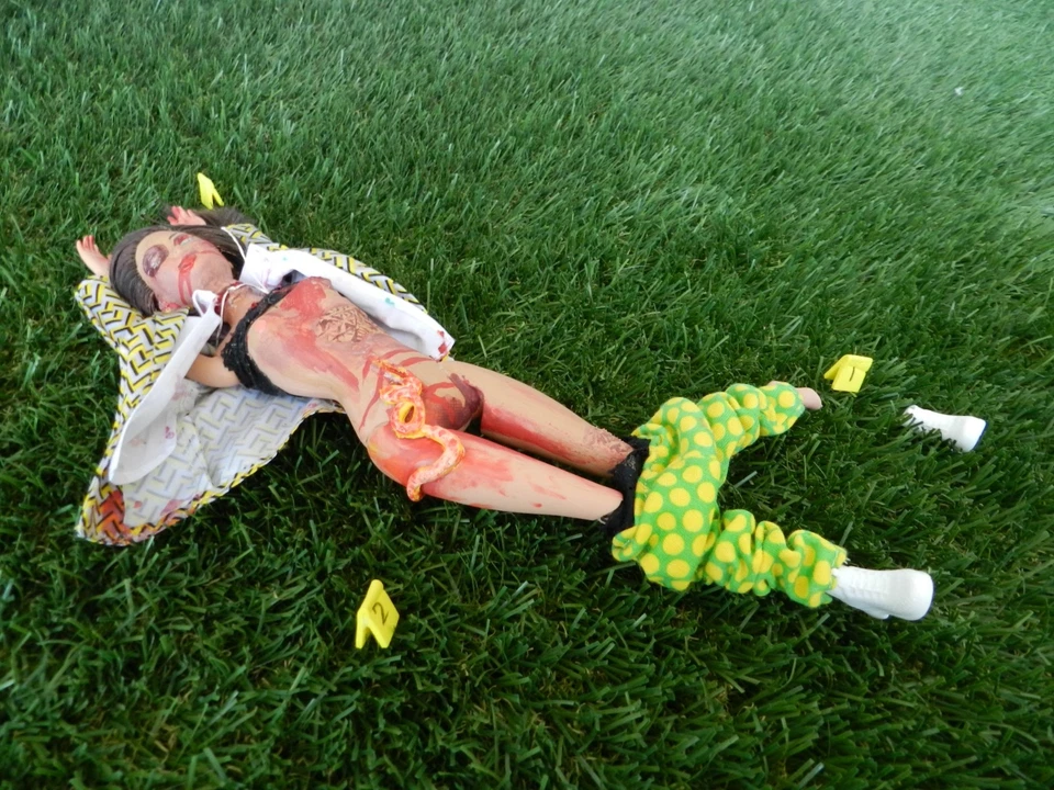 Feminicide Awareness is 2 Doll Set 9 & 5 jnts móviles, *GRÁFICO * escena del crimen, Barbie Foto 3 de 4