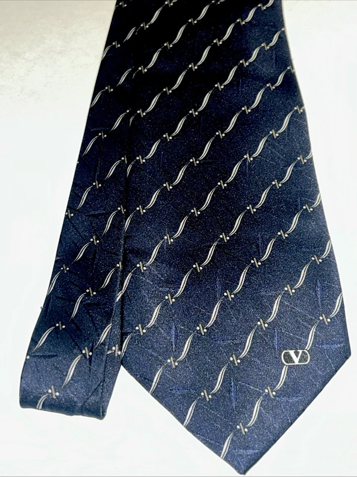 Corbata Valentino Garavani Italia 100 % seda para hombre azul marino con logotipo crema y puntos Foto 4 de 4