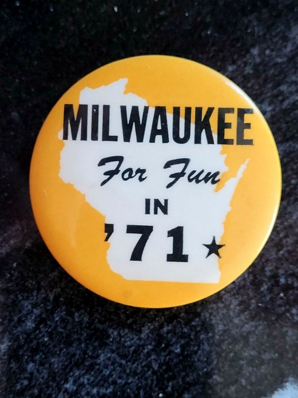 1971 "MILWAUKEE For Fun In '71" Wisconsin Vintage Pinback Button 