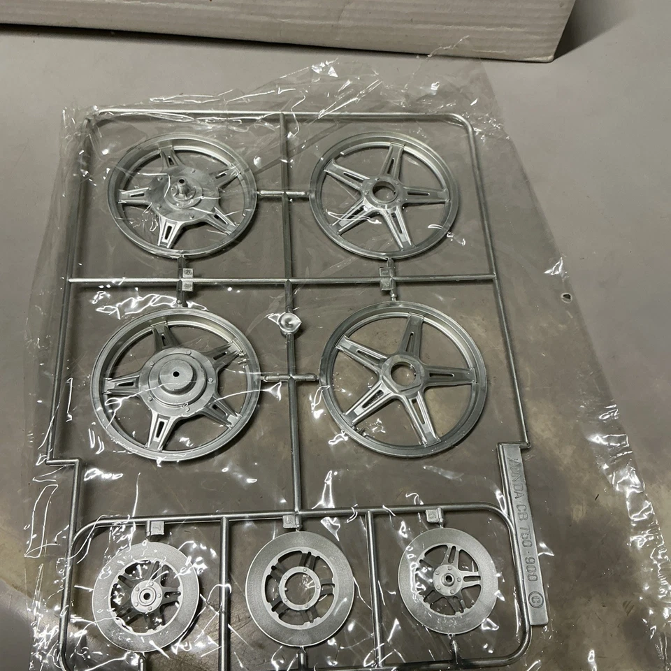 Modellino HONDA CB 750 F TURBO - Nitto 1/8 - NUOVO Kit Da Montare Vintage Moto - Immagine 3 di 4