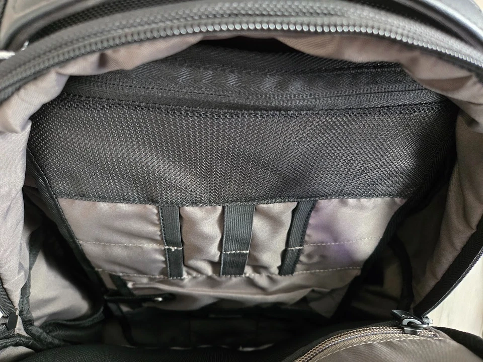 Mochila compacta profesional para computadora portátil Victorinox #602154 Altmont negra Foto 2 de 4