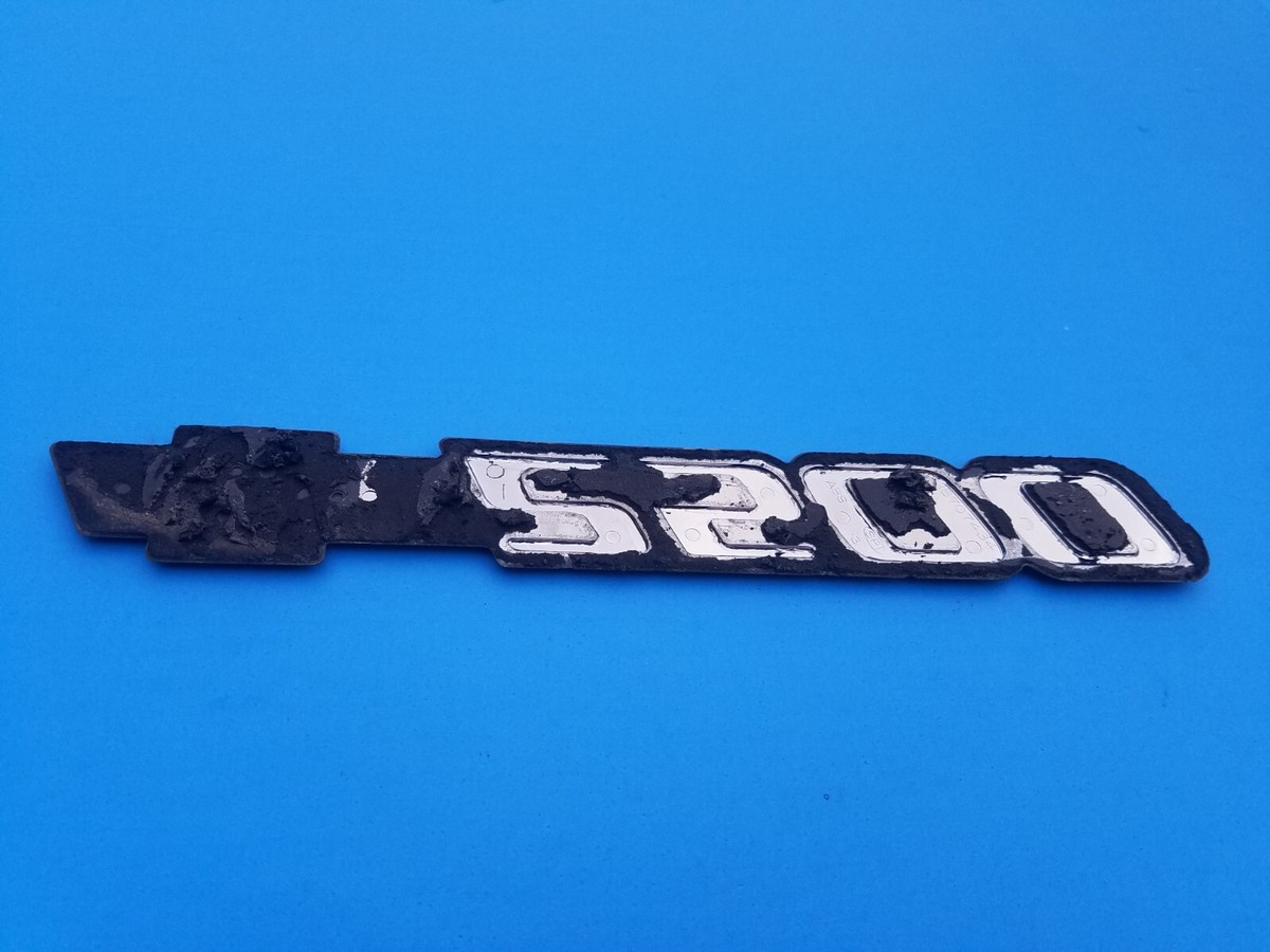 00 01 02 03 04 05 06 CHEVROLET SILVERADO 2500 SIDE EMBLEM