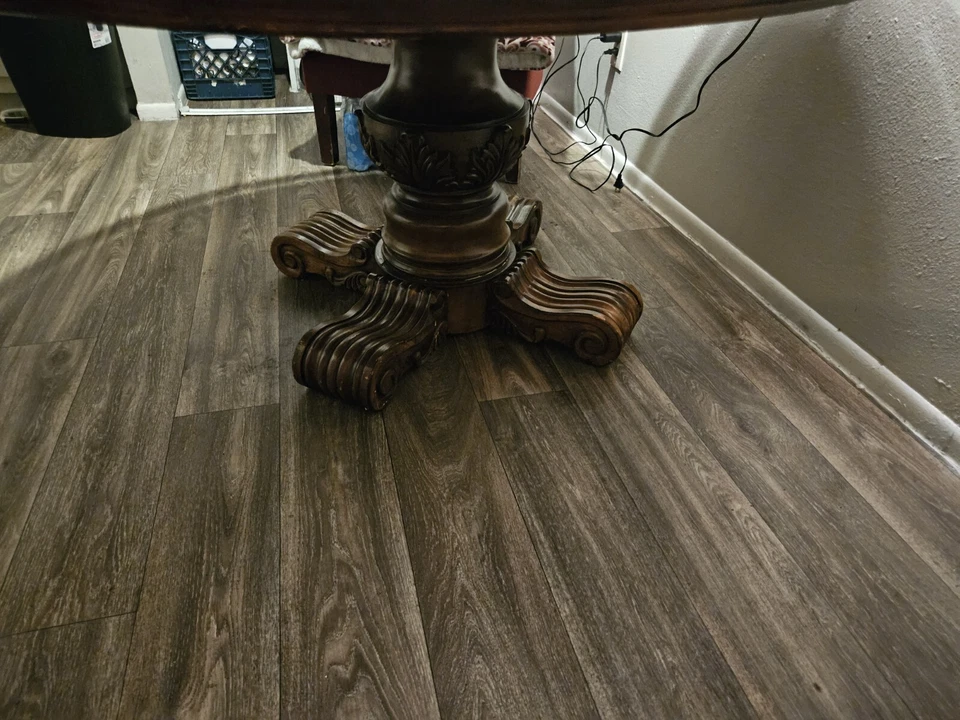 Antigua mesa de comedor tallada en caoba / 54 pulgadas de ancho, 30 pulgadas de alto, asiento 6 Foto 3 de 4