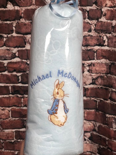 Manta de lana personalizada bordada Peter Rabbit rosa azul gris regalo para bebé - Imagen 6 de 11