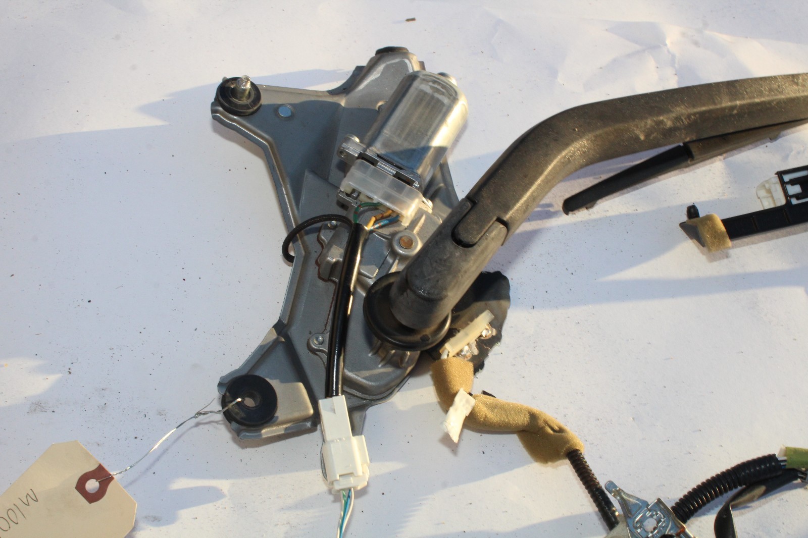 20042009 TOYOTA PRIUS REAR WINDSHIELD WIPER ASSEMBLY ARM MOTOR